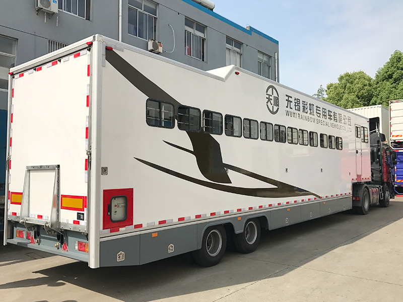 半掛9匹斜載運(yùn)馬車